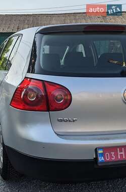 Хэтчбек Volkswagen Golf 2004 в 