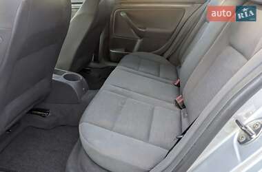 Хэтчбек Volkswagen Golf 2004 в 