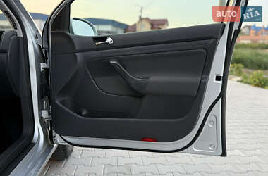 Хэтчбек Volkswagen Golf 2004 в 