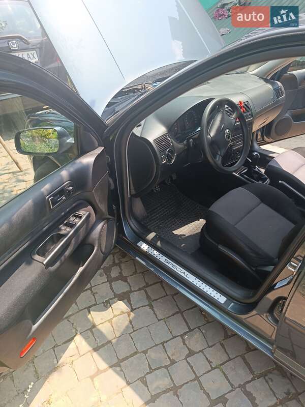 Хэтчбек Volkswagen Golf 2002 в Ильнице