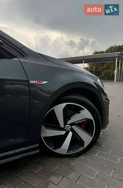 Хэтчбек Volkswagen Golf 2016 в 