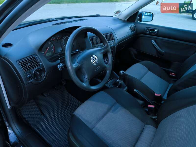 Універсал Volkswagen Golf 2002 в Чернівцях