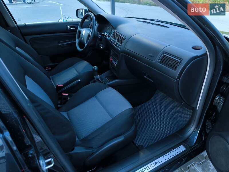Універсал Volkswagen Golf 2002 в Чернівцях