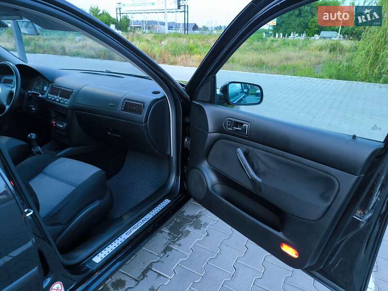Універсал Volkswagen Golf 2002 в Чернівцях
