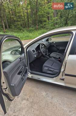 Хэтчбек Volkswagen Golf 2004 в 