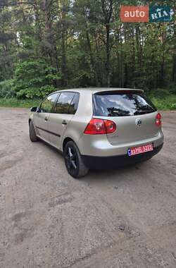 Хэтчбек Volkswagen Golf 2004 в 