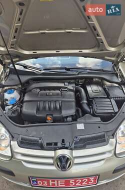 Хэтчбек Volkswagen Golf 2004 в 