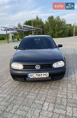 Хетчбек Volkswagen Golf 2000 в 