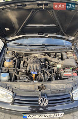 Хетчбек Volkswagen Golf 2000 в 