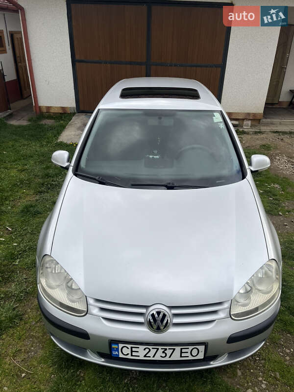 Хэтчбек Volkswagen Golf 2004 в Черновцах