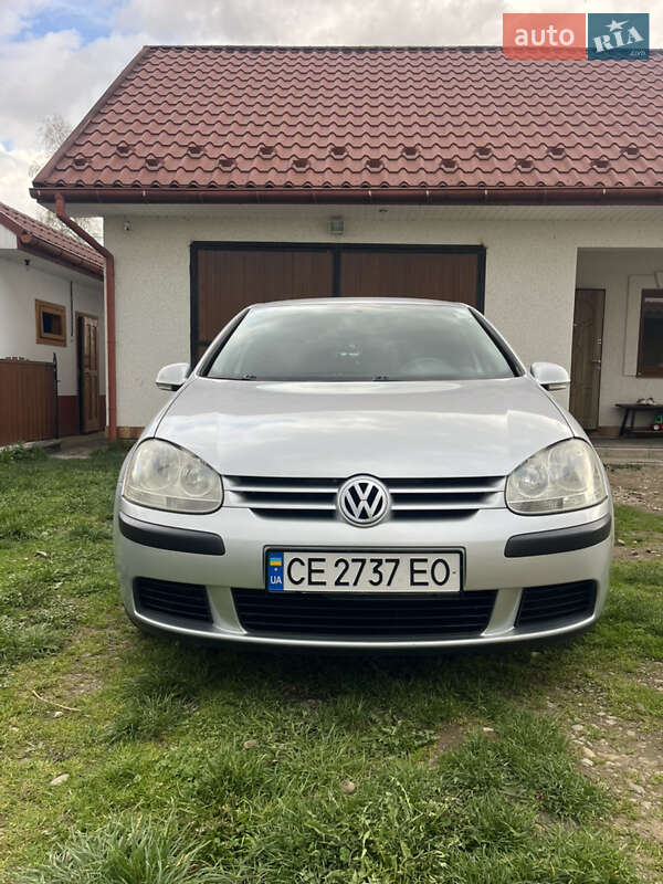 Хэтчбек Volkswagen Golf 2004 в Черновцах