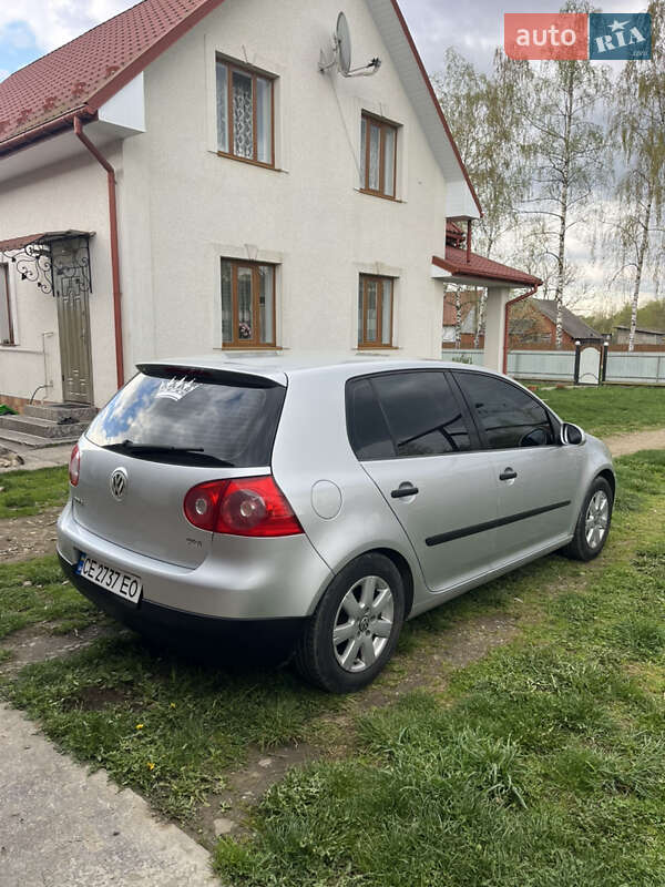 Хэтчбек Volkswagen Golf 2004 в Черновцах