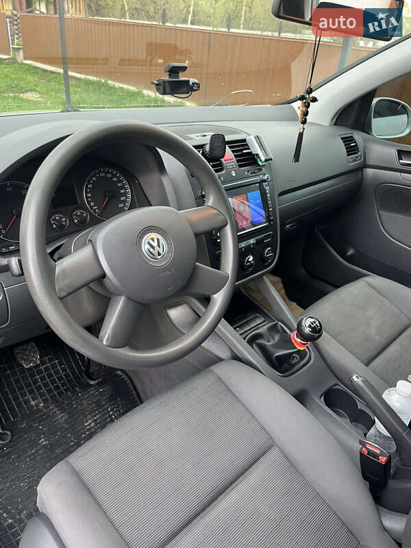 Хэтчбек Volkswagen Golf 2004 в Черновцах