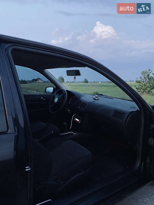 Хэтчбек Volkswagen Golf 2000 в Березному