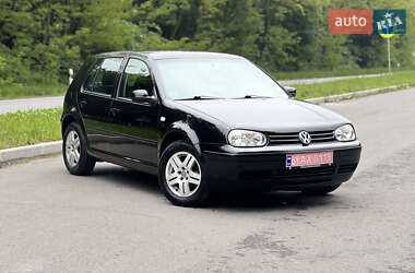 Хэтчбек Volkswagen Golf 2002 в 
