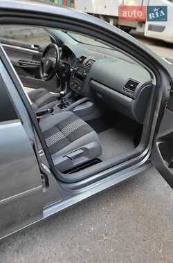 Хетчбек Volkswagen Golf 2008 в 