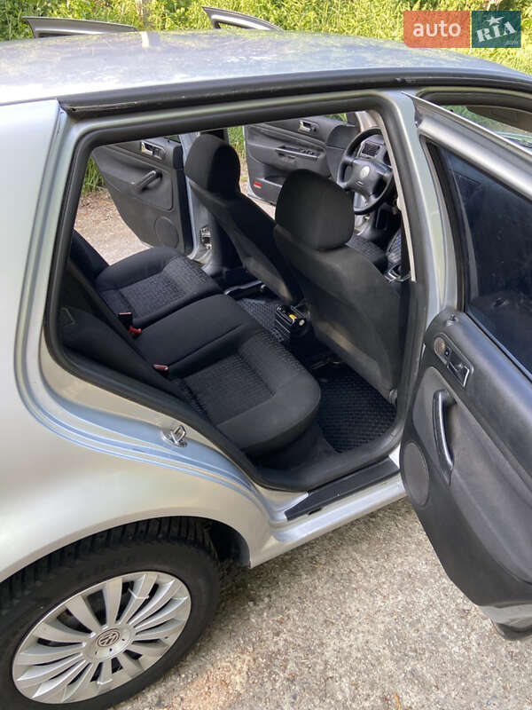 Хетчбек Volkswagen Golf 2003 в Києві