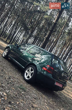 Хетчбек Volkswagen Golf 2002 в 