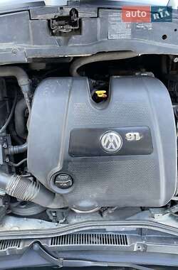 Хэтчбек Volkswagen Golf 2003 в 