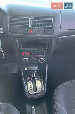 Хэтчбек Volkswagen Golf 2003 в 
