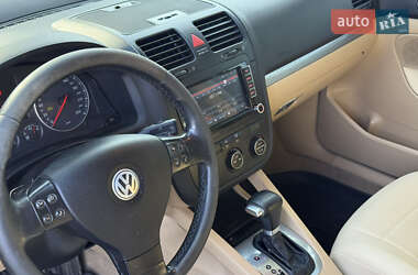 Хэтчбек Volkswagen Golf 2005 в 