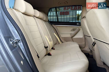 Хэтчбек Volkswagen Golf 2005 в 