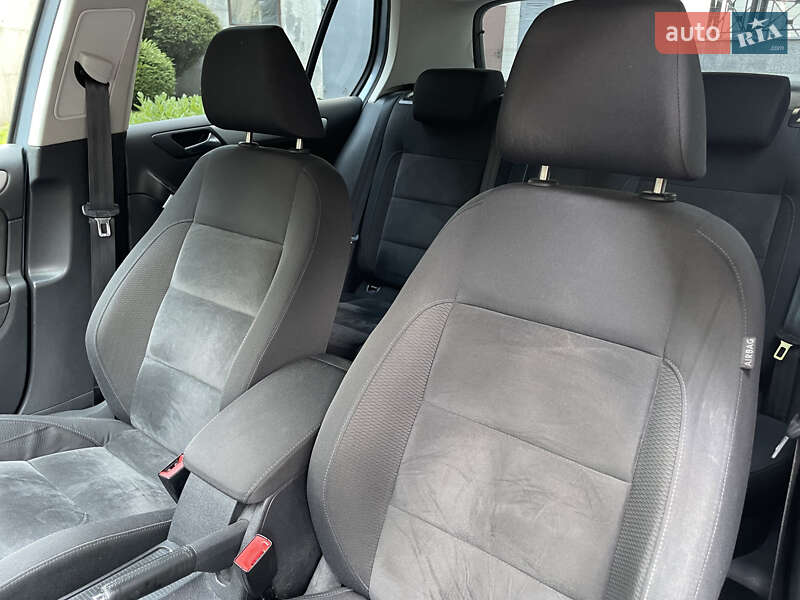 Хэтчбек Volkswagen Golf 2009 в Киеве