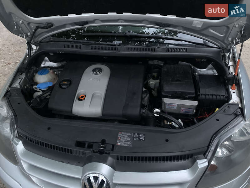Хэтчбек Volkswagen Golf 2005 в Александровке