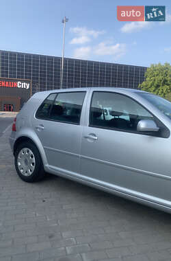 Хетчбек Volkswagen Golf 2003 в 