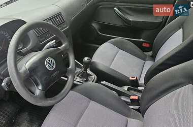 Хэтчбек Volkswagen Golf 2001 в 