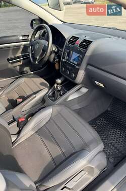Хэтчбек Volkswagen Golf 2004 в 