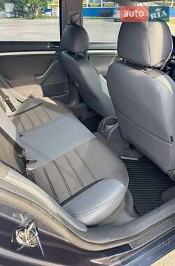 Хэтчбек Volkswagen Golf 2004 в 