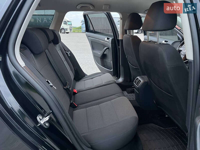 Універсал Volkswagen Golf 2011 в Радивиліві