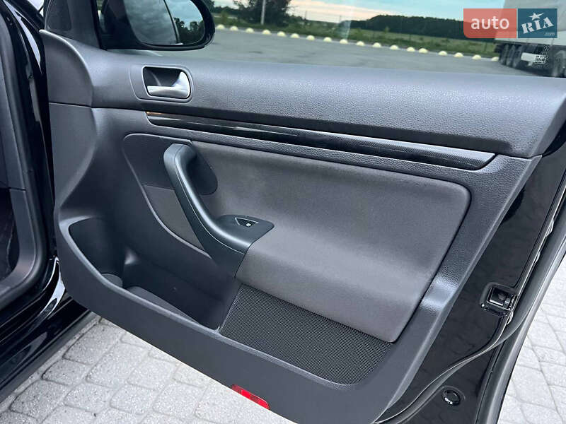 Універсал Volkswagen Golf 2011 в Радивиліві