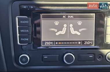 Хэтчбек Volkswagen Golf 2011 в 