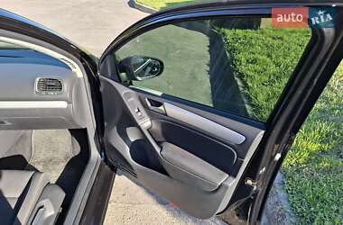 Хэтчбек Volkswagen Golf 2011 в 