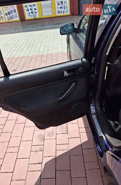 Хэтчбек Volkswagen Golf 2002 в 