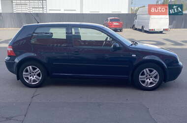 Хэтчбек Volkswagen Golf 2002 в 
