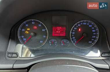 Хэтчбек Volkswagen Golf 2005 в 