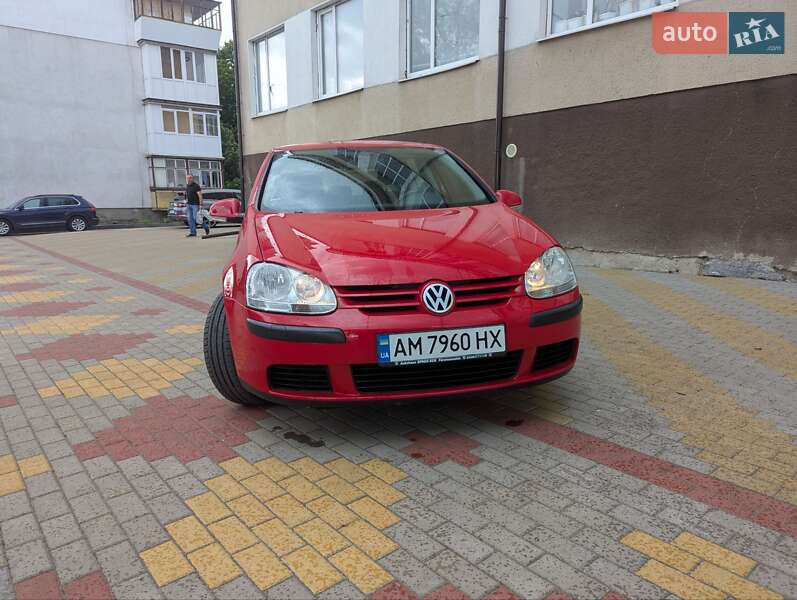 Хэтчбек Volkswagen Golf 2005 в 