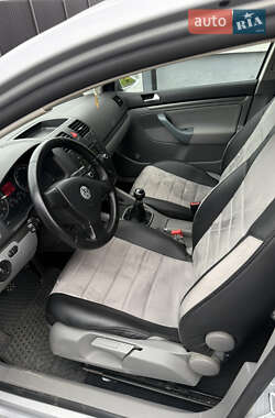 Хэтчбек Volkswagen Golf 2006 в 