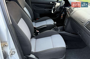 Хэтчбек Volkswagen Golf 2003 в 