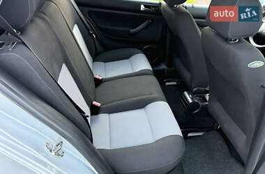 Хэтчбек Volkswagen Golf 2003 в 