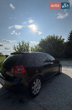 Хэтчбек Volkswagen Golf 2005 в 