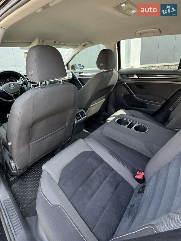 Хетчбек Volkswagen Golf 2013 в Стрию