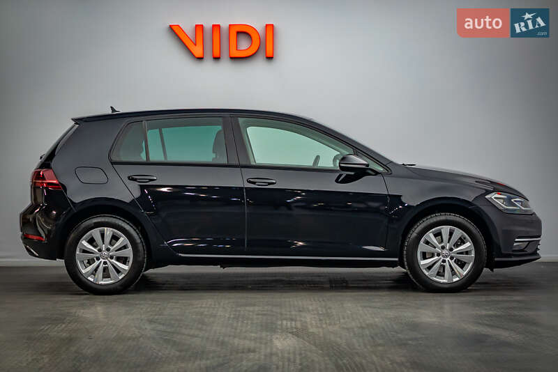 Хэтчбек Volkswagen Golf 2020 в Киеве