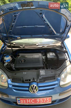 Хэтчбек Volkswagen Golf 2004 в 
