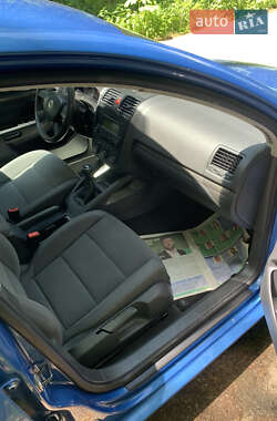 Хэтчбек Volkswagen Golf 2004 в 