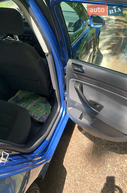 Хэтчбек Volkswagen Golf 2004 в 