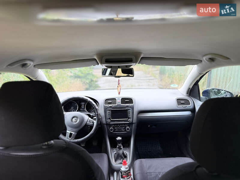 Хэтчбек Volkswagen Golf 2010 в Каменском